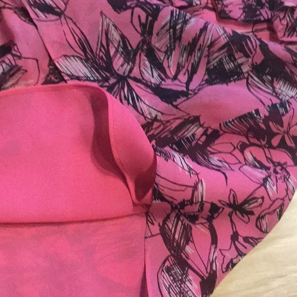 Silk floral BCBG top sz M - Picture 3 of 5